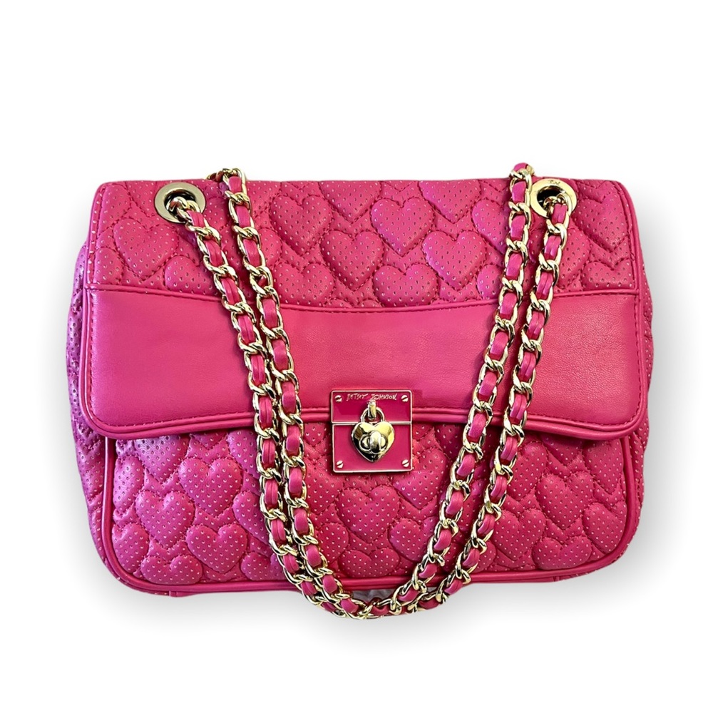 Betsy Johnson quilted shoulder bag in color pink